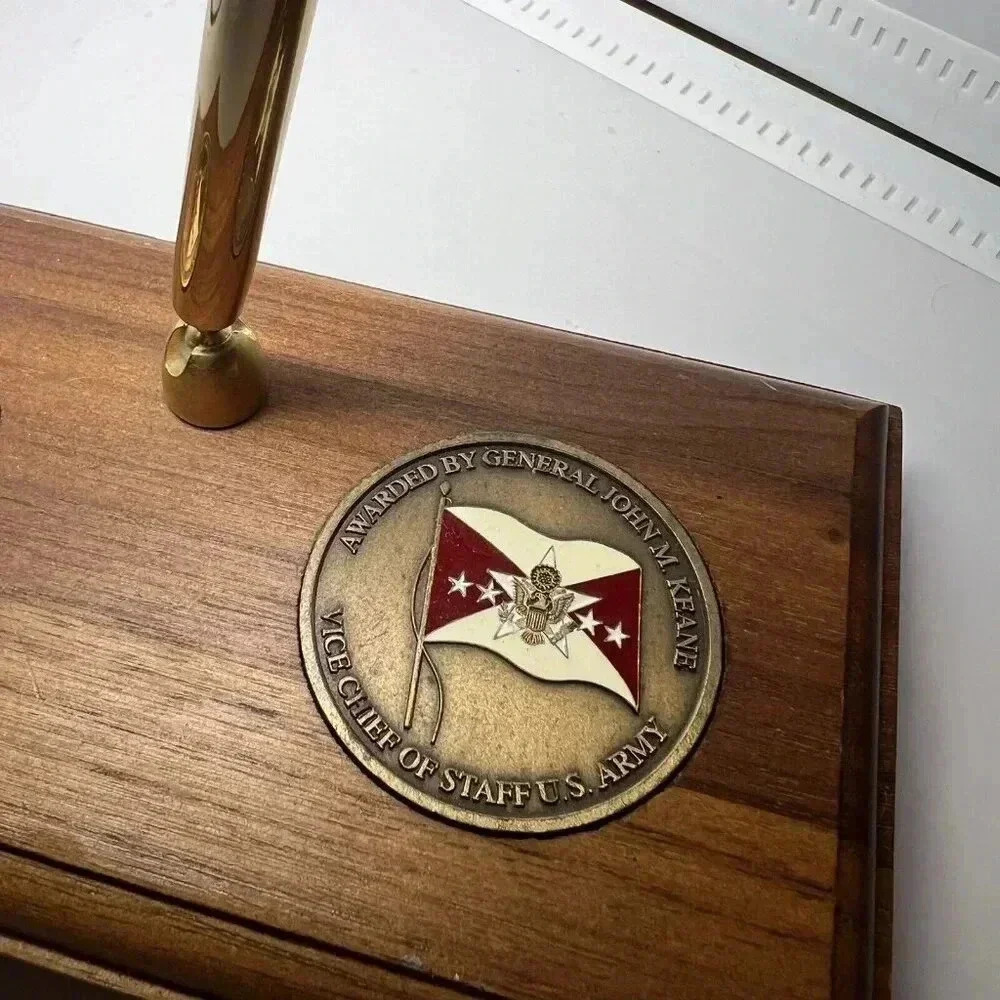 Vintage US Army Wooden Pen Holder With Medals - Picture 3 of 6